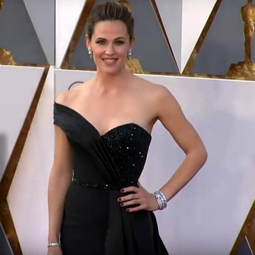 Jennifer-Garner-is-worried-she’s-going-to-get-fat-once-she-stops-breastfeeding