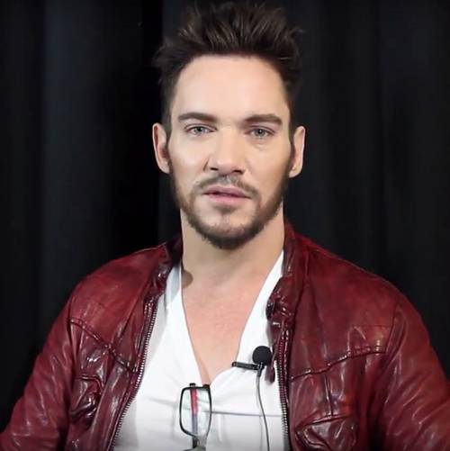 Jonathan-Rhys-Meyers-thinks-love-is-blind