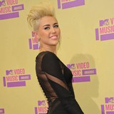 Hemsworth-�behind-Cyrus�-new-look�