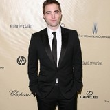 Robert-Pattinson-crowded-by-Stewart