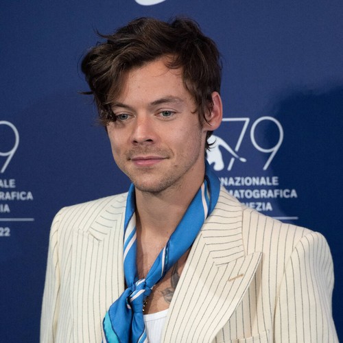 Harry Styles and Nick Kroll kiss at the Venice Film Festival Film-News