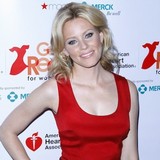 Elizabeth-Banks-�balanced�-by-family-life
