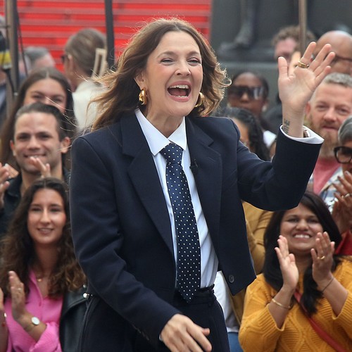 Drew Barrymore 'would give anything' to direct Wizard of Oz movie - Vimarsana News
