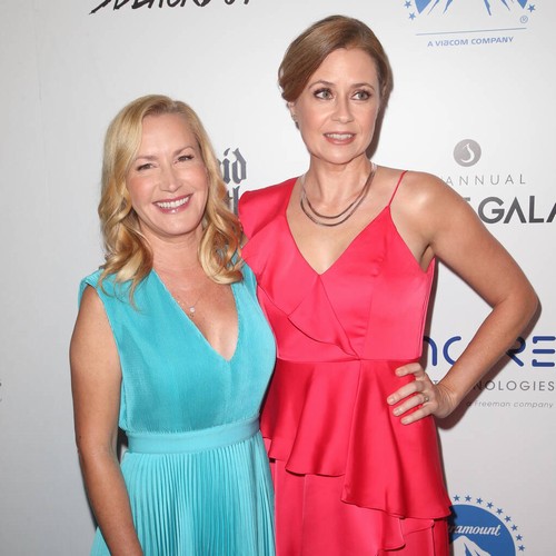 Angela Kinsey and Jenna Fischer win Podcast of the Year at iHeartRadio Podcast Awards - Vimarsana News